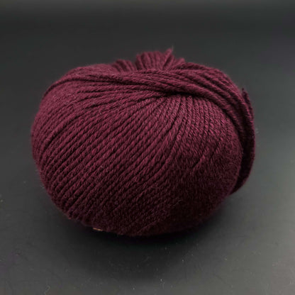 pelote de fil pour tricot et crochet Morning Salutation de Kremke coloris  07 aubergine sur fond noir