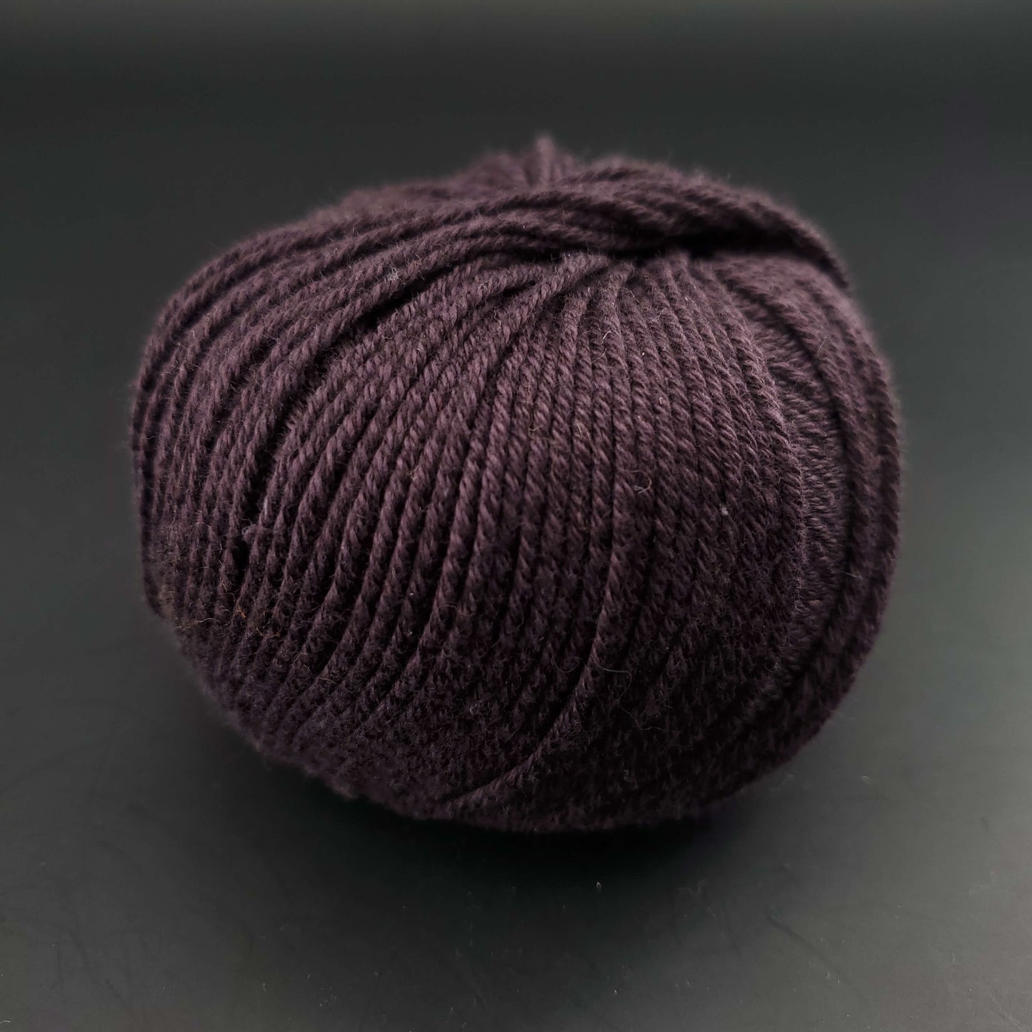 pelote de fil pour tricot et crochet Morning Salutation de Kremke coloris  08 chocolat sur fond noir