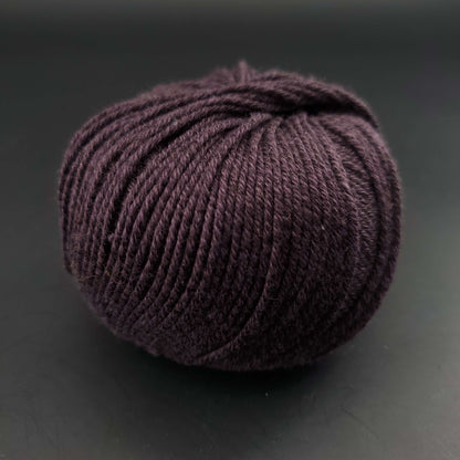 pelote de fil pour tricot et crochet Morning Salutation de Kremke coloris  08 chocolat sur fond noir