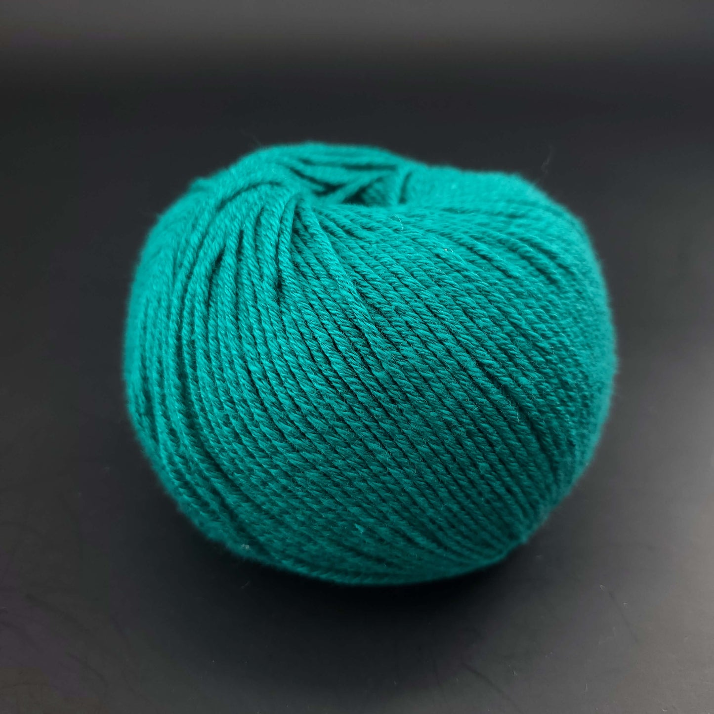 pelote de fil pour tricot et crochet Morning Salutation de Kremke coloris  09 jade sur fond noir