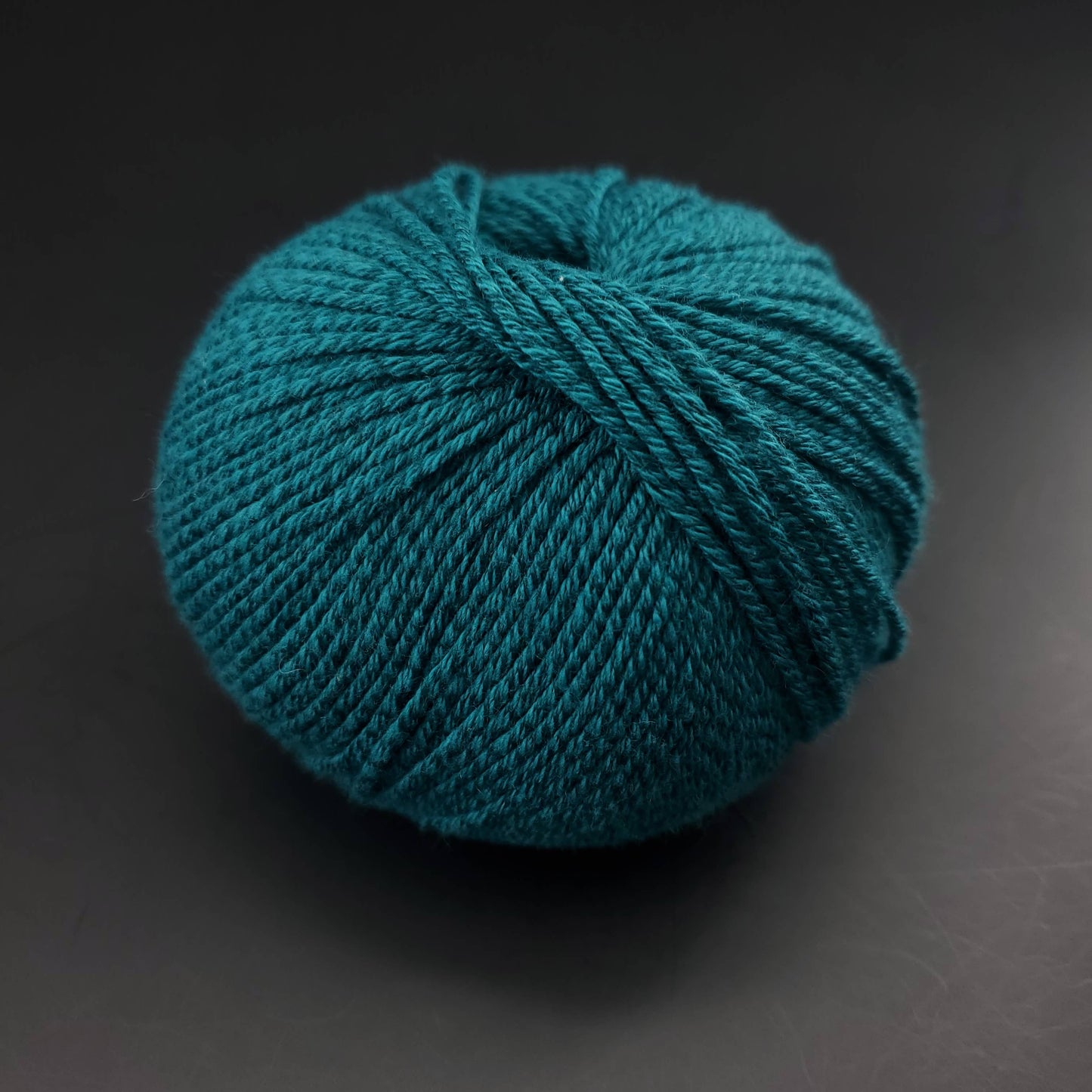 pelote de fil pour tricot et crochet Morning Salutation de Kremke coloris  10 aigue-marine sur fond noir