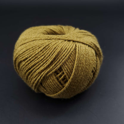 pelote de fil pour tricot et crochet Morning Salutation de Kremke coloris  12 laiton sur fond noir