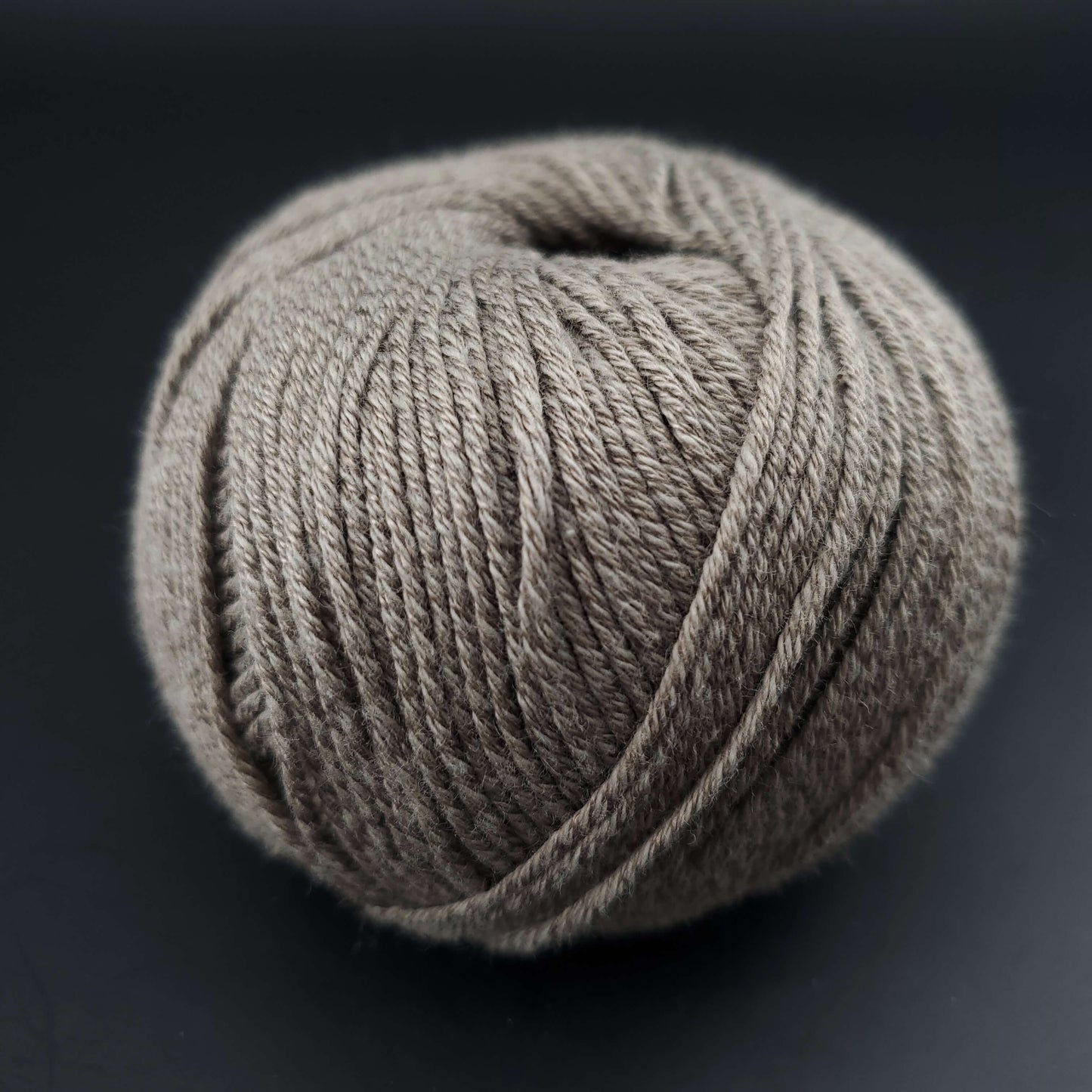 pelote de fil pour tricot et crochet Morning Salutation de Kremke coloris  13 beige sur fond noir
