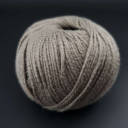 pelote de fil pour tricot et crochet Morning Salutation de Kremke coloris  13 beige sur fond noir