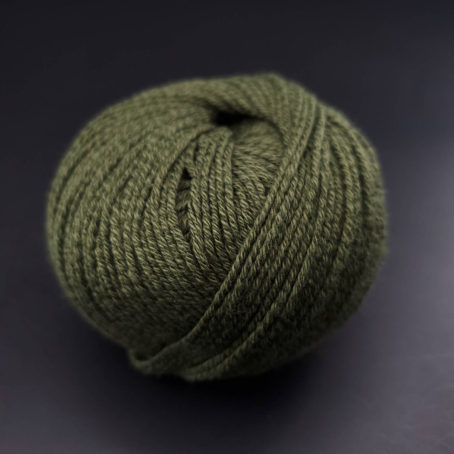 pelote de fil pour tricot et crochet Morning Salutation de Kremke coloris  14 olive sur fond noir
