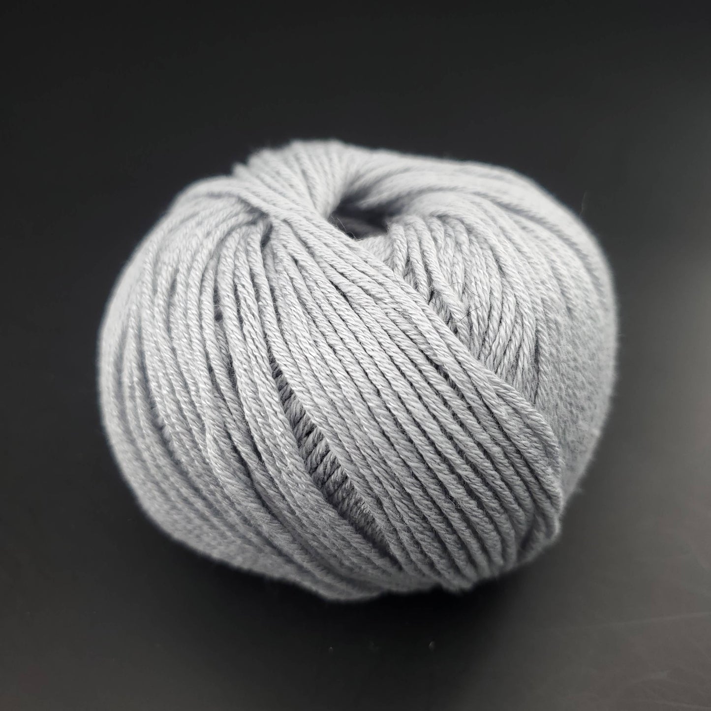 pelote de fil pour tricot et crochet Morning Salutation de Kremke coloris  15 gris clair sur fond noir