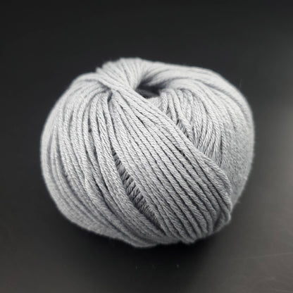 pelote de fil pour tricot et crochet Morning Salutation de Kremke coloris  15 gris clair sur fond noir