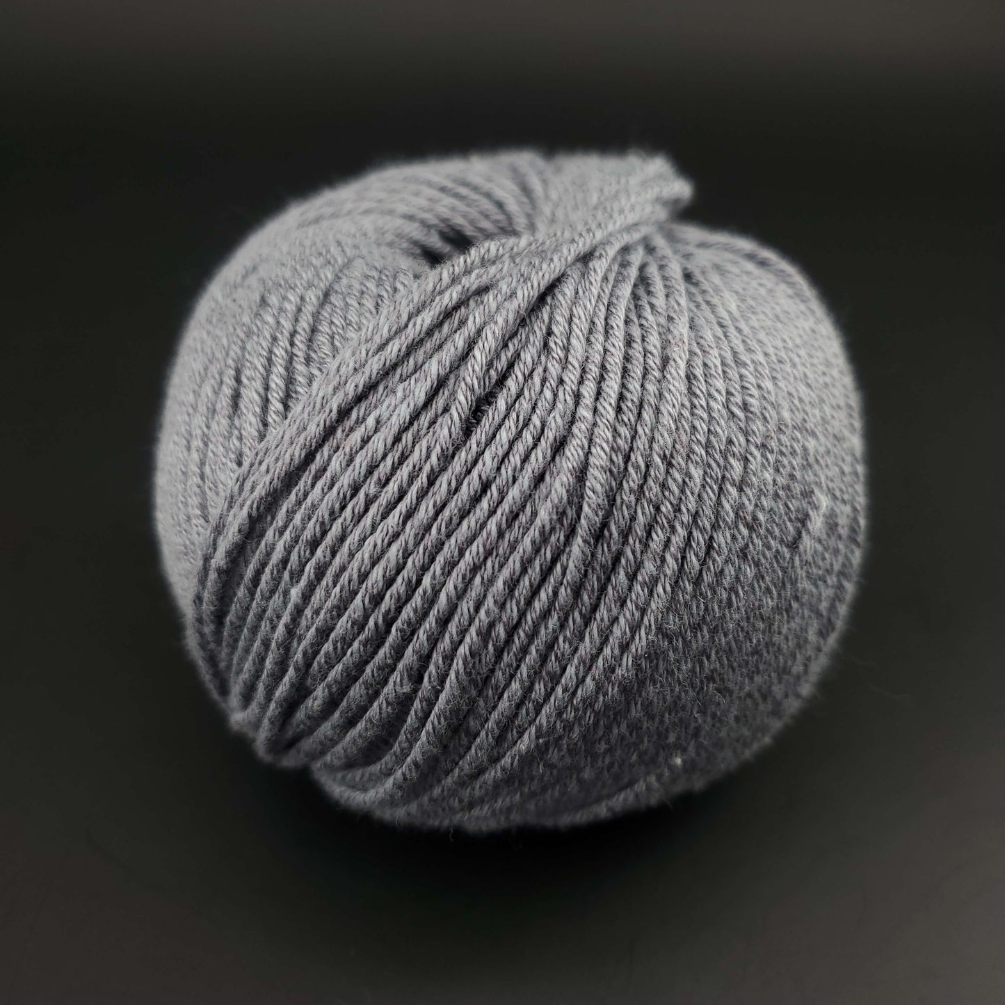 pelote de fil pour tricot et crochet Morning Salutation de Kremke coloris  16 acier sur fond noir