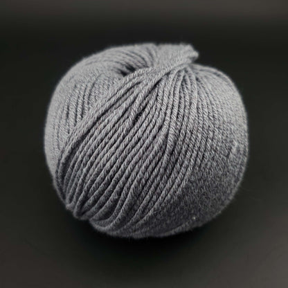 pelote de fil pour tricot et crochet Morning Salutation de Kremke coloris  16 acier sur fond noir