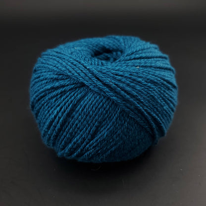 pelote de fil pour tricot et crochet Morning Salutation de Kremke coloris  18 indigo sur fond noir