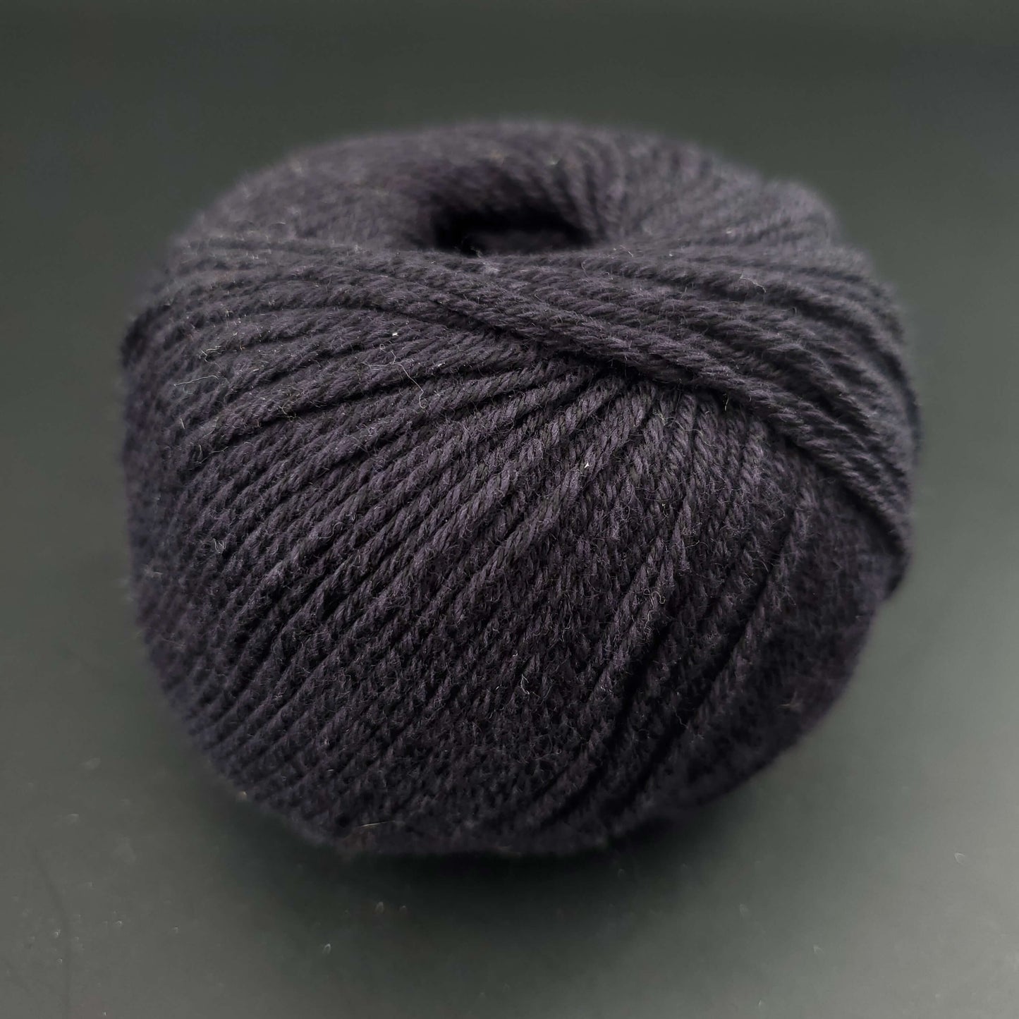 pelote de fil pour tricot et crochet Morning Salutation de Kremke coloris  19 marron foncé sur fond noir