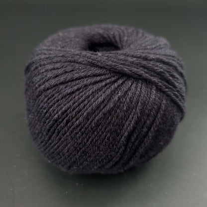 pelote de fil pour tricot et crochet Morning Salutation de Kremke coloris  19 marron foncé sur fond noir