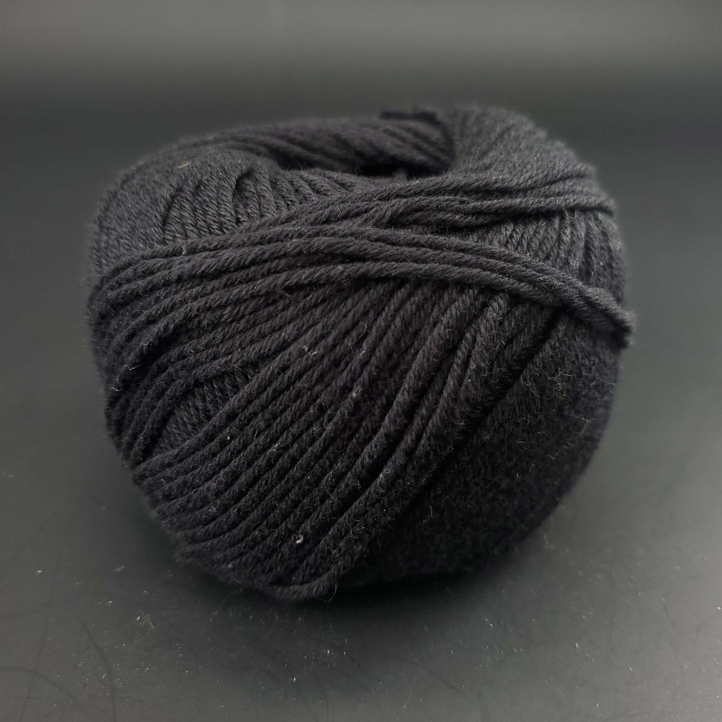 pelote de fil pour tricot et crochet Morning Salutation de Kremke coloris  20 noir sur fond noir