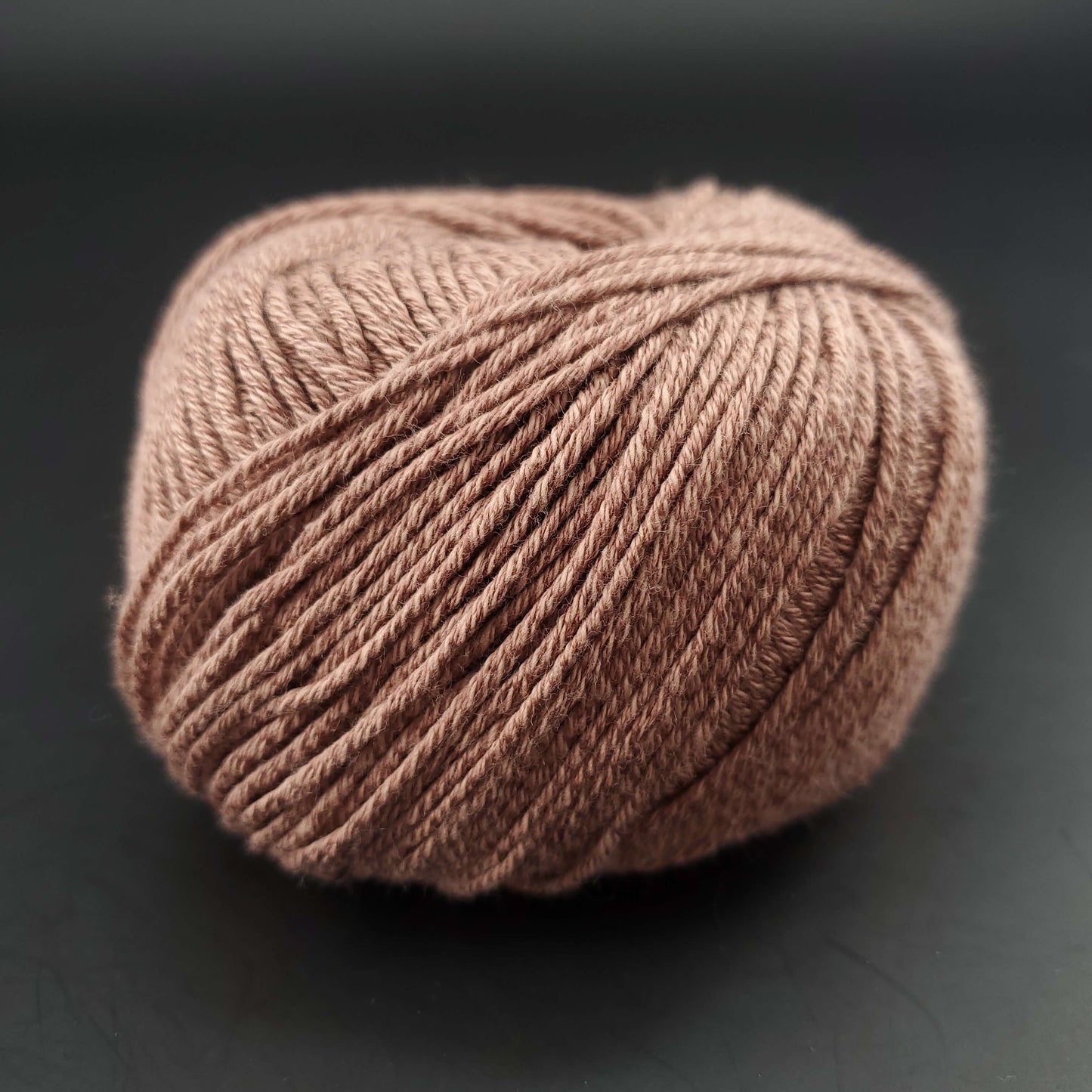 pelote de fil pour tricot et crochet Morning Salutation de Kremke coloris  22 caramel sur fond noir