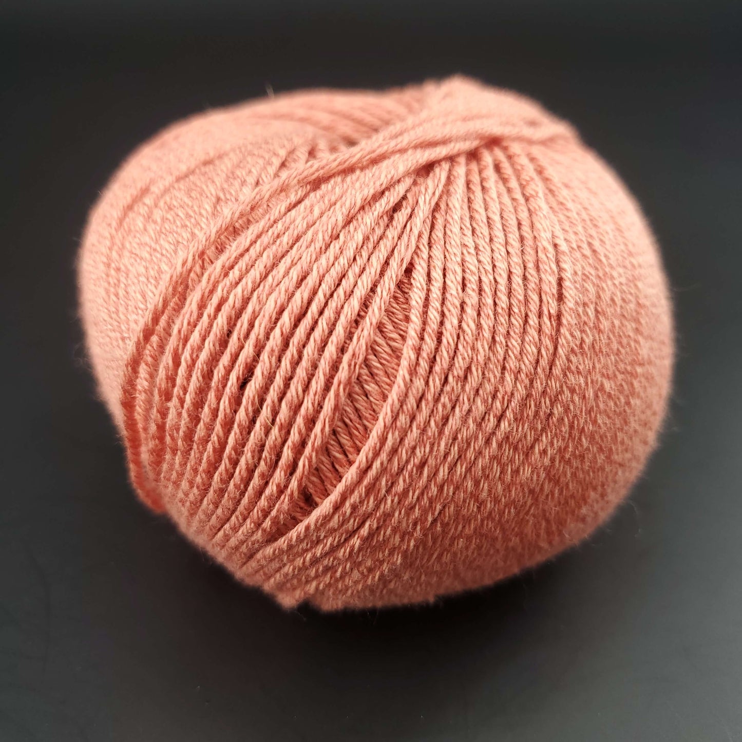 pelote de fil pour tricot et crochet Morning Salutation de Kremke coloris  23 sorbet orange sur fond noir
