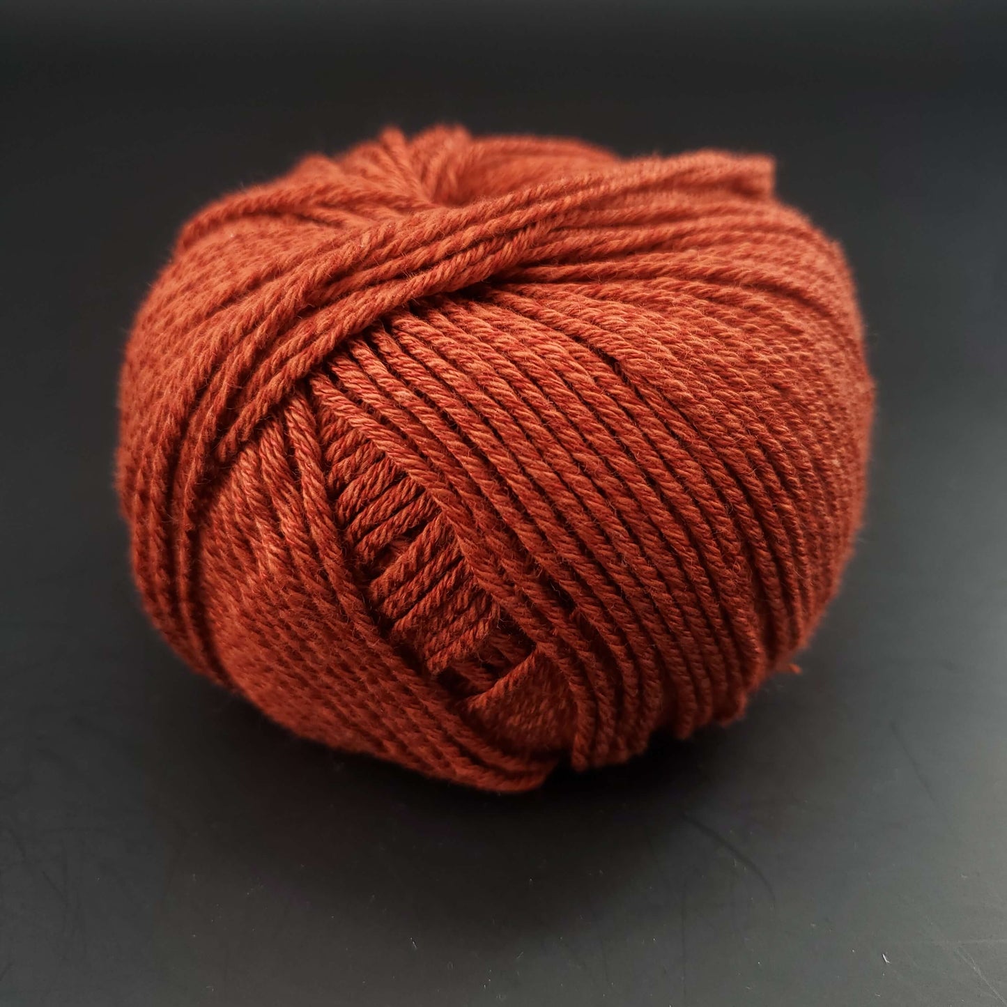 pelote de fil pour tricot et crochet Morning Salutation de Kremke coloris  24 rouille sur fond noir