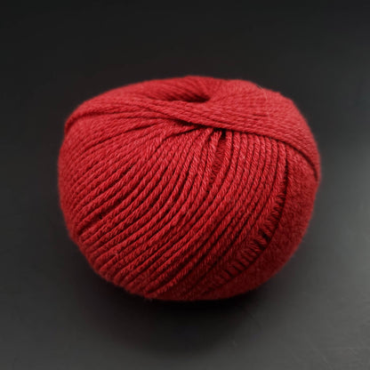 pelote de fil pour tricot et crochet Morning Salutation de Kremke coloris  25 cerise sur fond noir