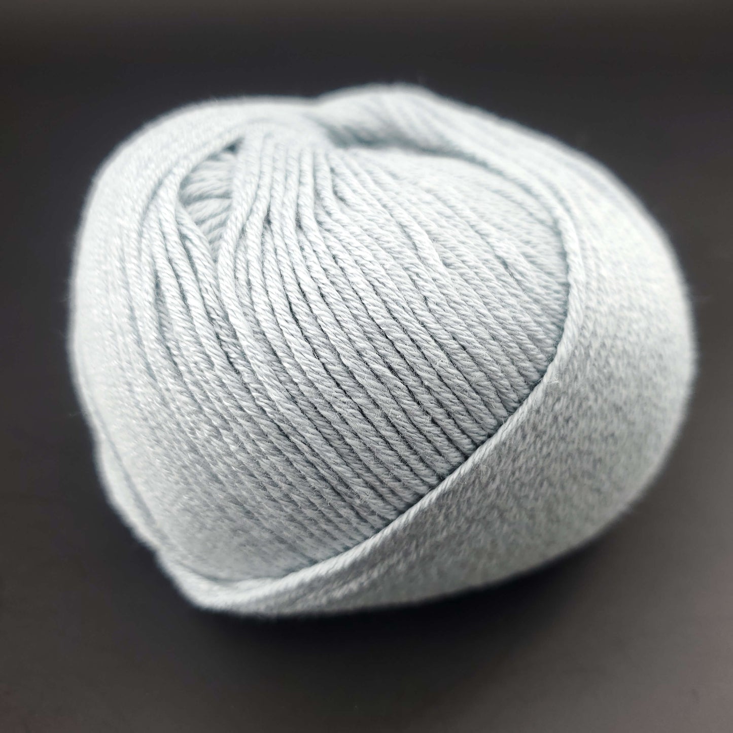 pelote de fil pour tricot et crochet Morning Salutation de Kremke coloris  26 glacier sur fond noir