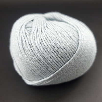 pelote de fil pour tricot et crochet Morning Salutation de Kremke coloris  26 glacier sur fond noir