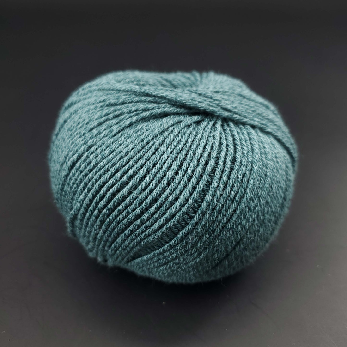 pelote de fil pour tricot et crochet Morning Salutation de Kremke coloris   27 pin sur fond noir