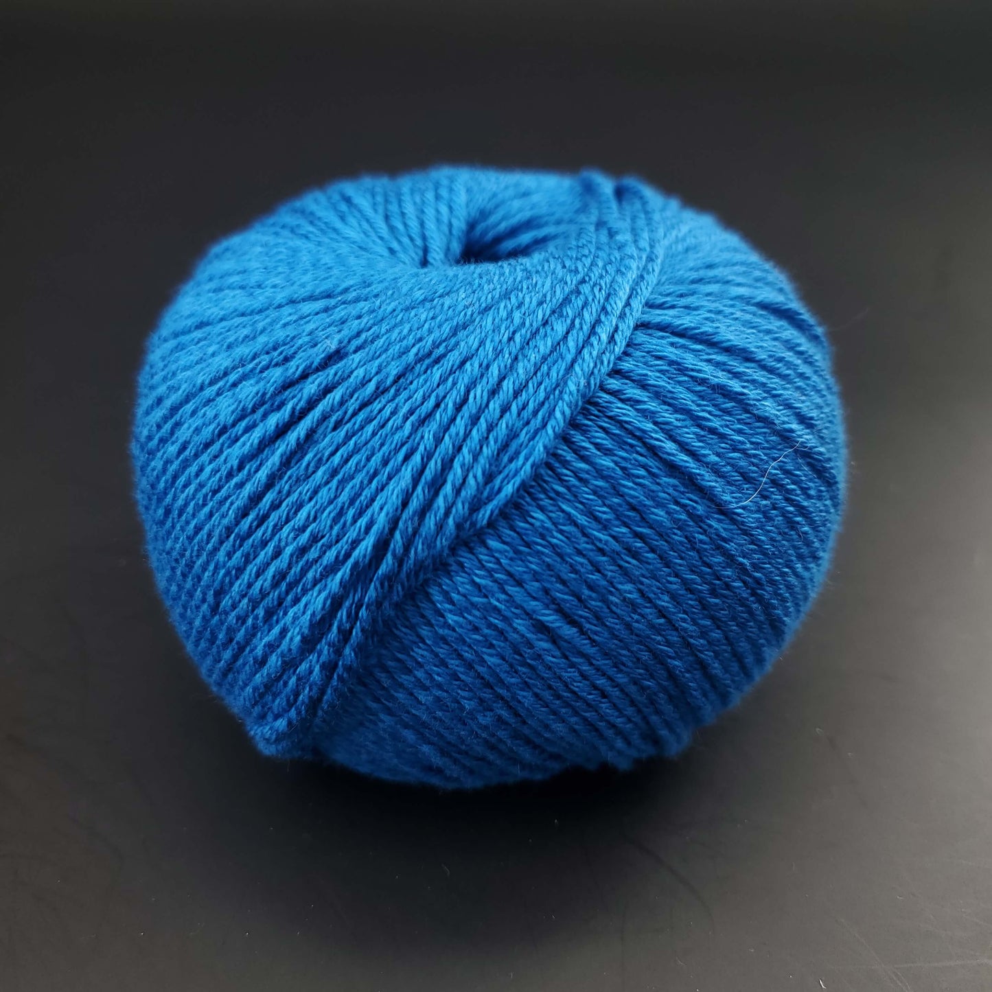 pelote de fil pour tricot et crochet Morning Salutation de Kremke coloris  30 bleu encre sur fond noir