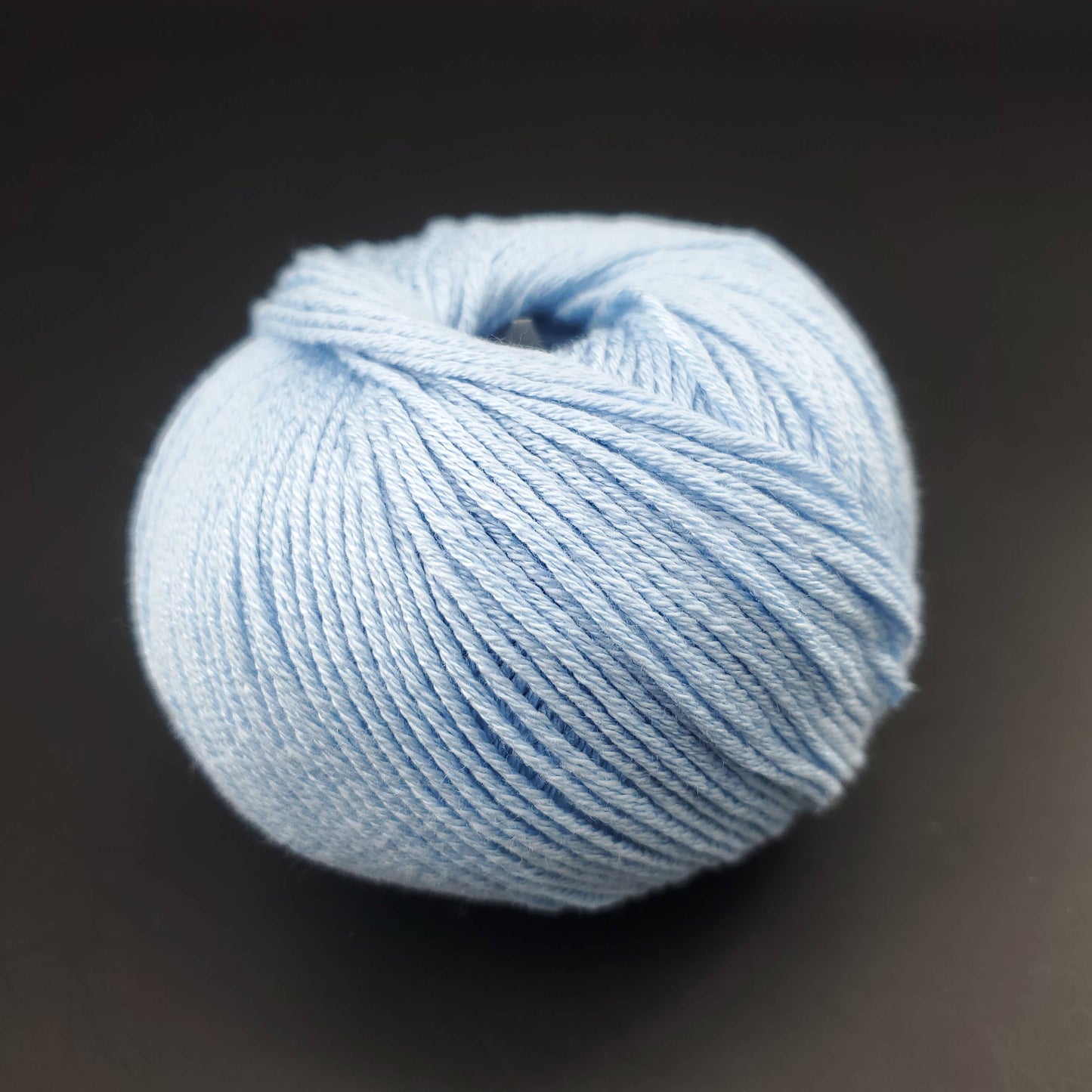 pelote de fil pour tricot et crochet Morning Salutation de Kremke coloris  31 bonbon a la menthe sur fond noir