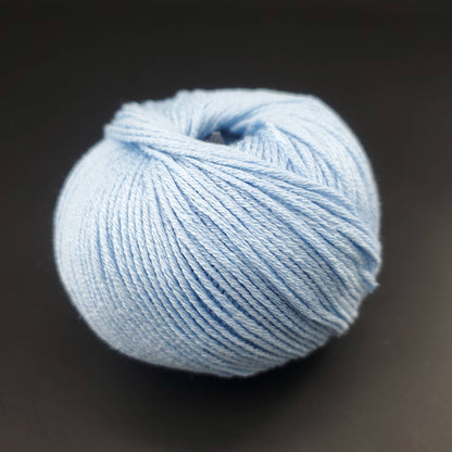 pelote de fil pour tricot et crochet Morning Salutation de Kremke coloris  31 bonbon a la menthe sur fond noir