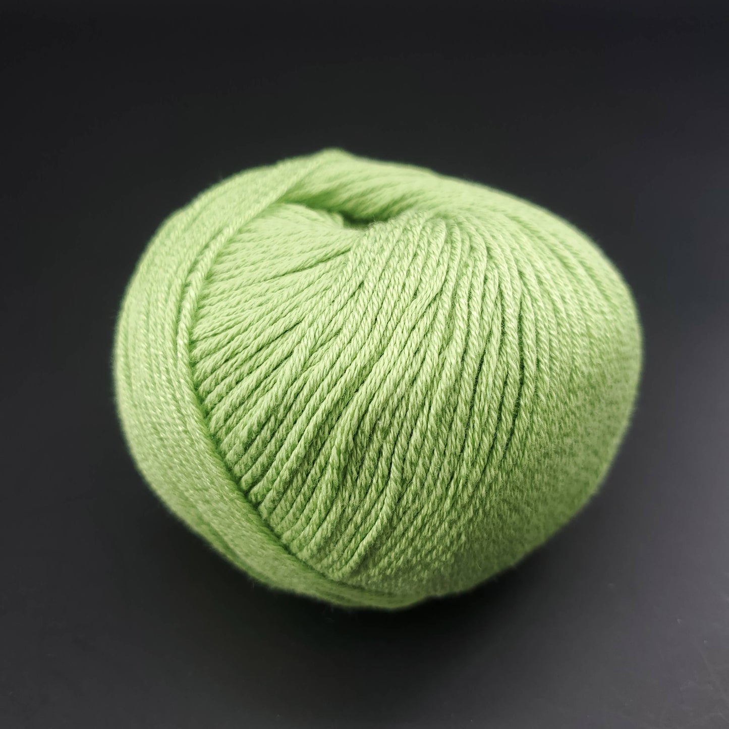 pelote de fil pour tricot et crochet Morning Salutation de Kremke coloris  33 vert tendre sur fond noir