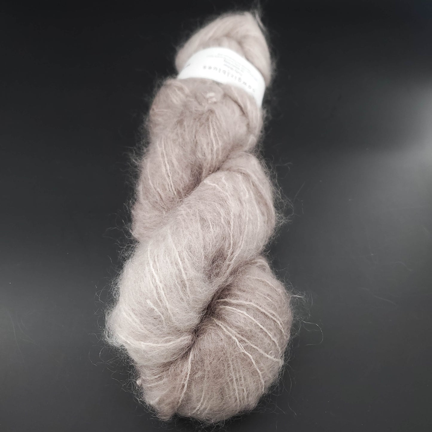 echeveau de fil fluffy mohair de marque cowgirlblues de coloris 04 sable sur fond noir pour tricot et crochet