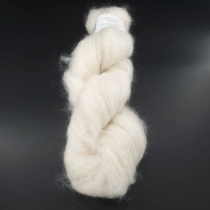 echeveau de fil fluffy mohair de marque cowgirlblues de coloris 10 natural sur fond noir pour tricot et crochet