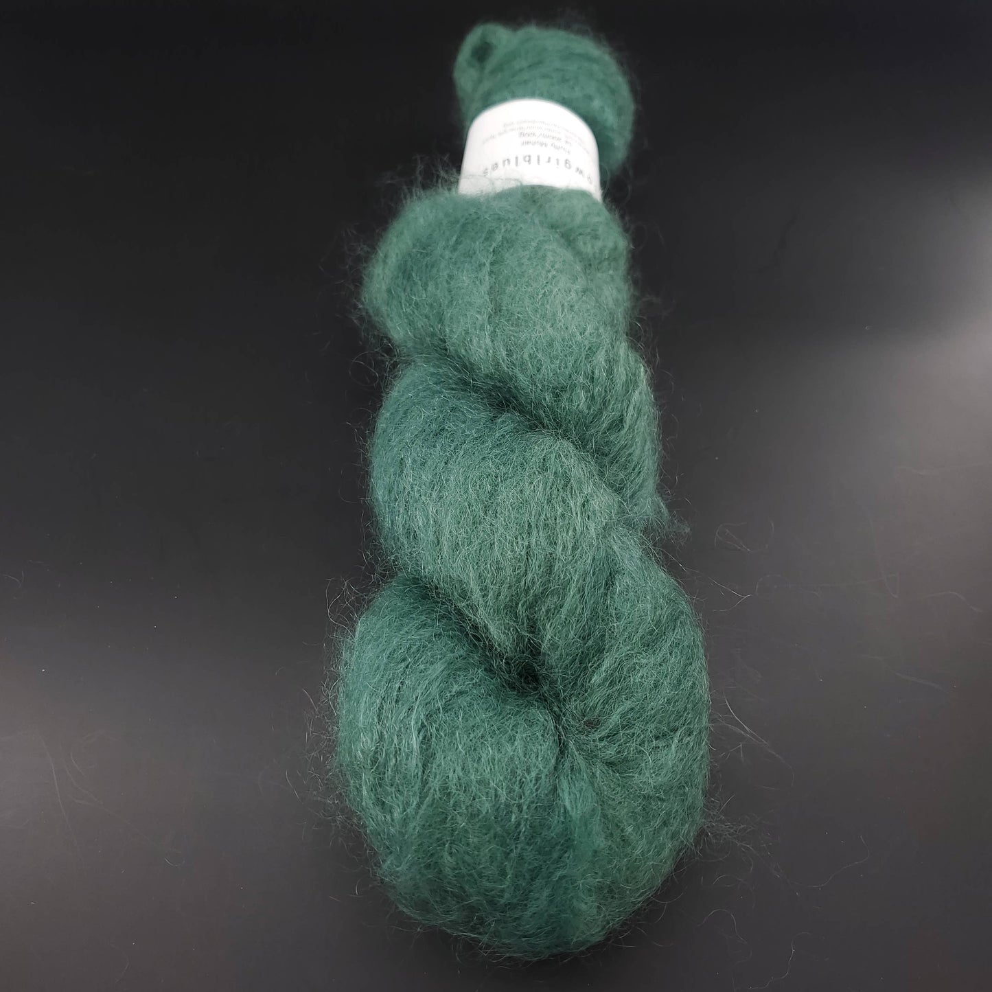 echeveau de fil fluffy mohair de marque cowgirlblues de coloris 13 rainforest sur fond noir pour tricot et crochet