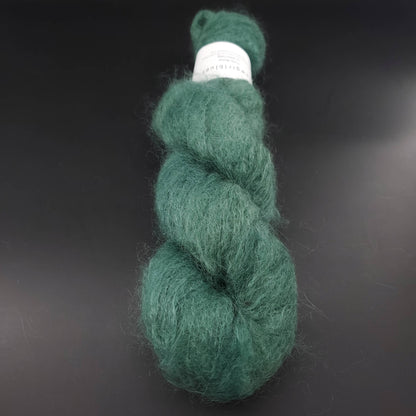 echeveau de fil fluffy mohair de marque cowgirlblues de coloris 13 rainforest sur fond noir pour tricot et crochet
