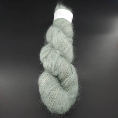 echeveau de fil fluffy mohair de marque cowgirlblues de coloris 14 sage sur fond noir pour tricot et crochet