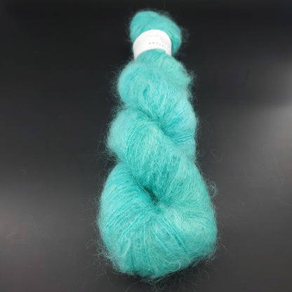 echeveau de fil fluffy mohair de marque cowgirlblues de coloris 15 emerald sur fond noir pour tricot et crochet