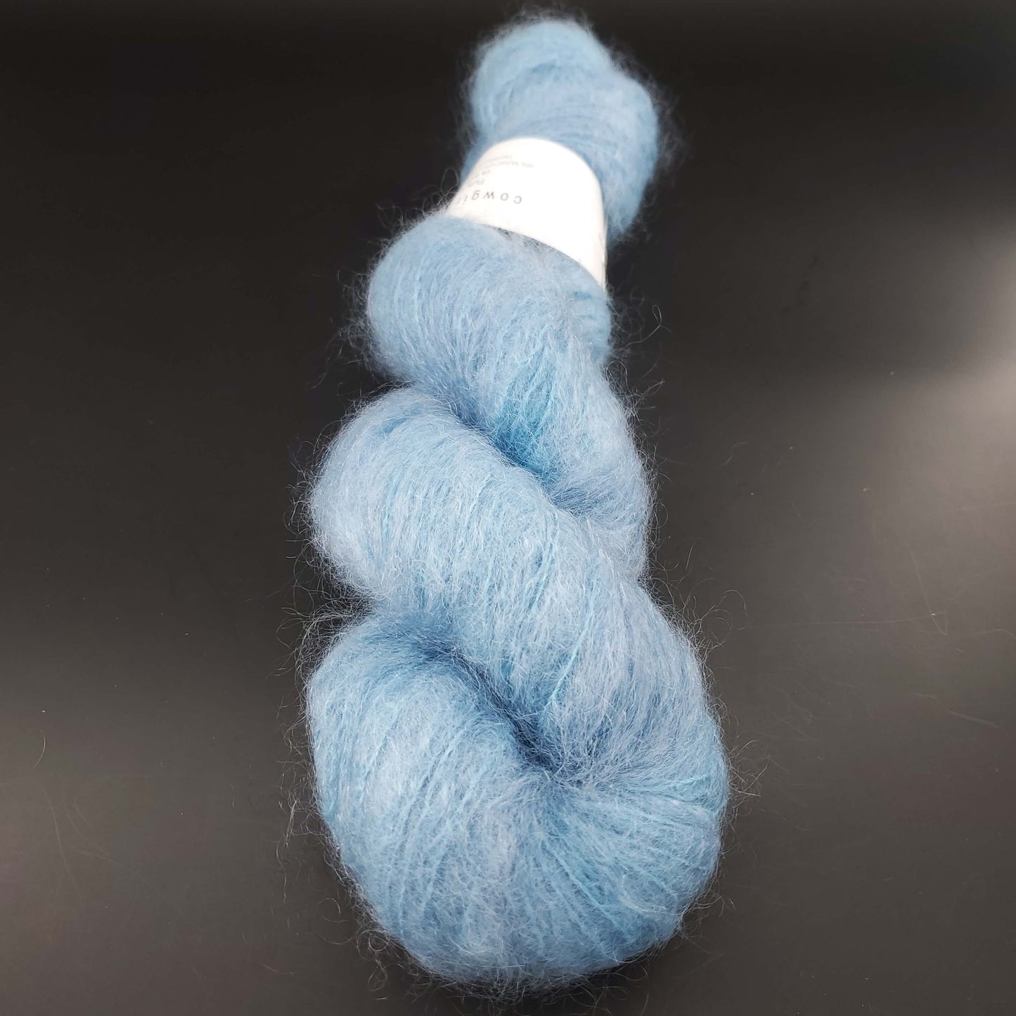 echeveau de fil fluffy mohair de marque cowgirlblues de coloris 16 seagrass sur fond noir pour tricot et crochet