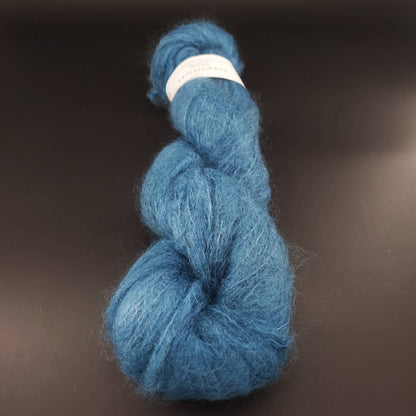 echeveau de fil fluffy mohair de marque cowgirlblues de coloris 17 guinea fowl sur fond noir pour tricot et crochet