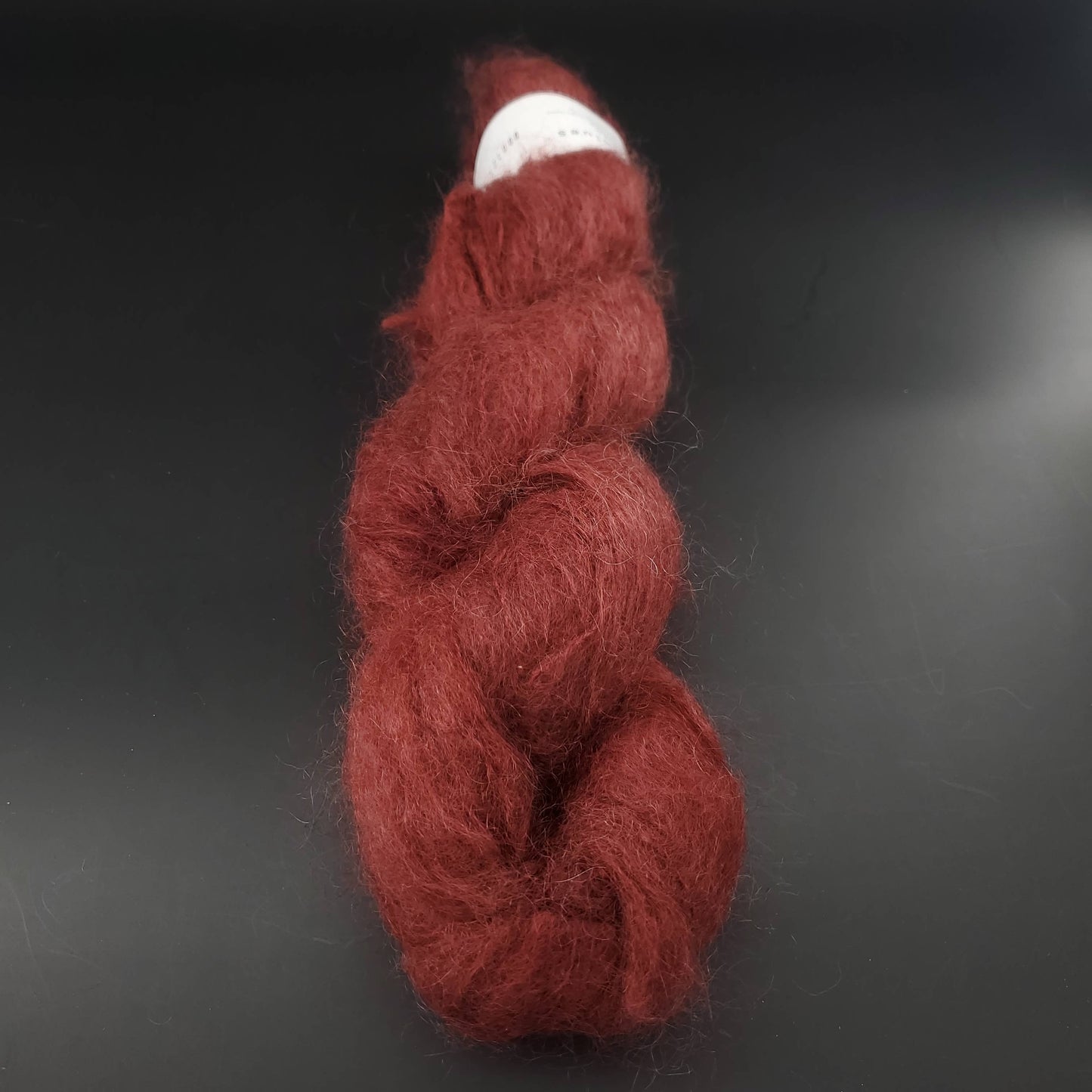 echeveau de fil fluffy mohair de marque cowgirlblues de coloris 26 marsala sur fond noir pour tricot et crochet