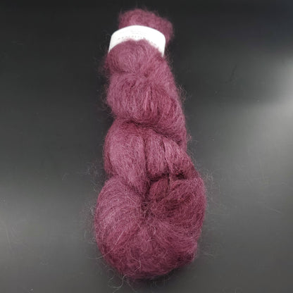 echeveau de fil fluffy mohair de marque cowgirlblues de coloris 34 plum sur fond noir pour tricot et crochet
