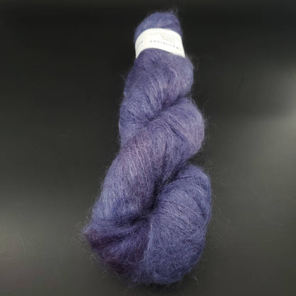 echeveau de fil fluffy mohair de marque cowgirlblues de coloris 35 aubergine sur fond noir pour tricot et crochet
