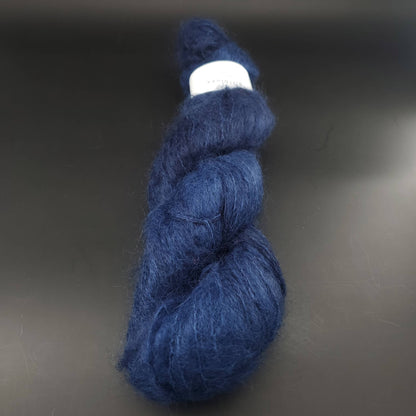 echeveau de fil fluffy mohair de marque cowgirlblues de coloris 36 indigo sur fond noir pour tricot et crochet