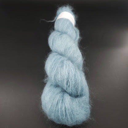 echeveau de fil fluffy mohair de marque cowgirlblues de coloris 37 celadon sur fond noir pour tricot et crochet
