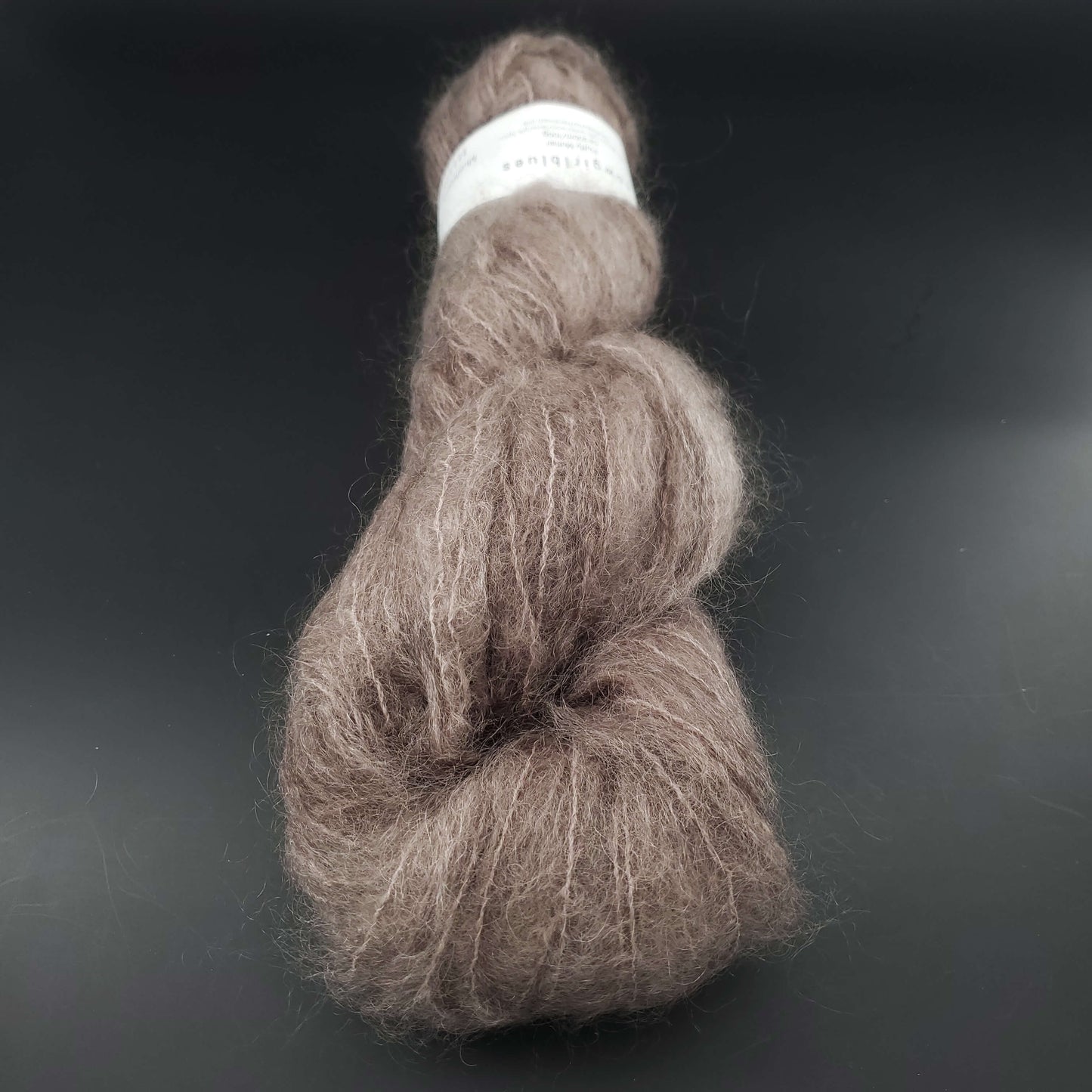 echeveau de fil fluffy mohair de marque cowgirlblues de coloris 38 mushroom sur fond noir pour tricot et crochet
