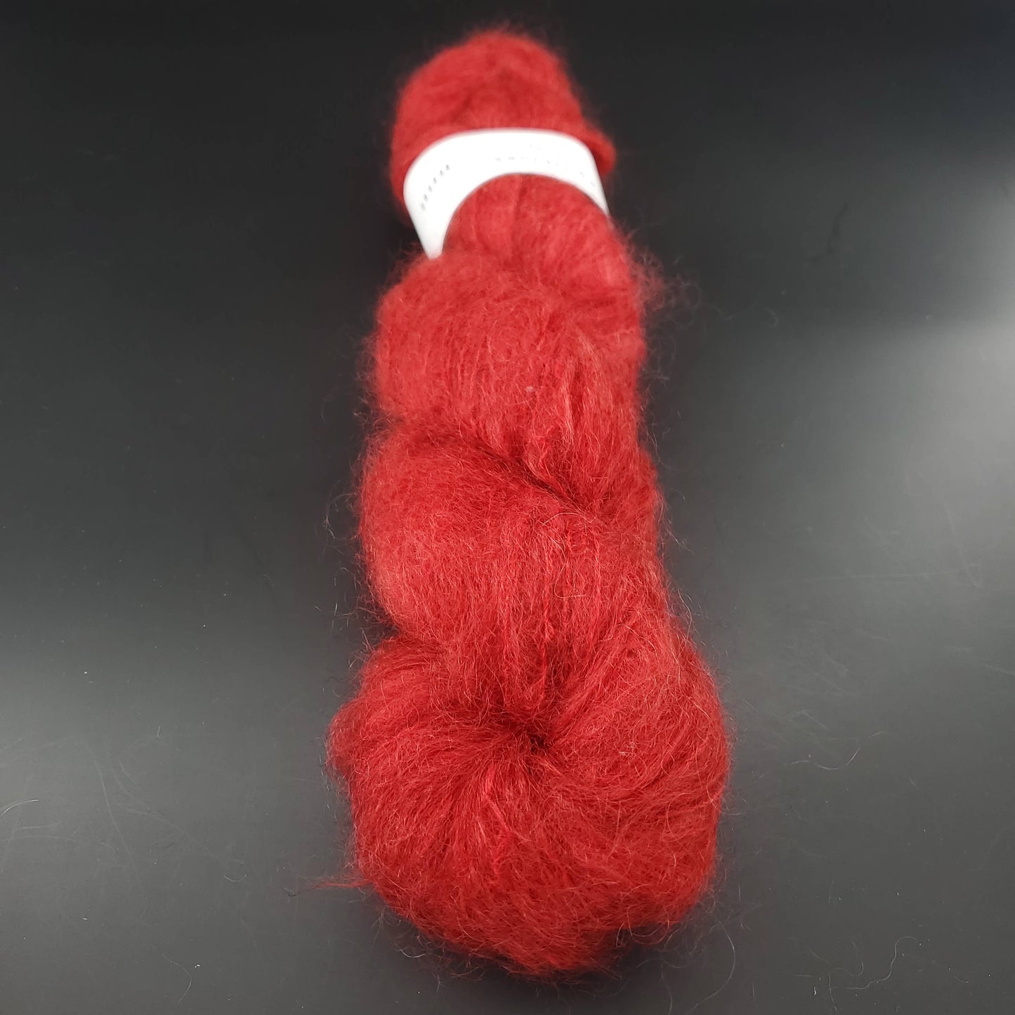 echeveau de fil fluffy mohair de marque cowgirlblues de coloris 40 chili pepper sur fond noir pour tricot et crochet