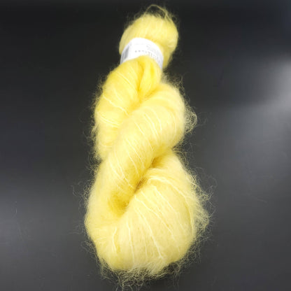 echeveau de fil fluffy mohair de marque cowgirlblues de coloris 42 lemon sur fond noir pour tricot et crochet
