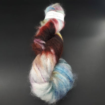 echeveau de fil fluffy mohair de marque cowgirlblues de coloris cape carnival sur fond noir pour tricot et crochet