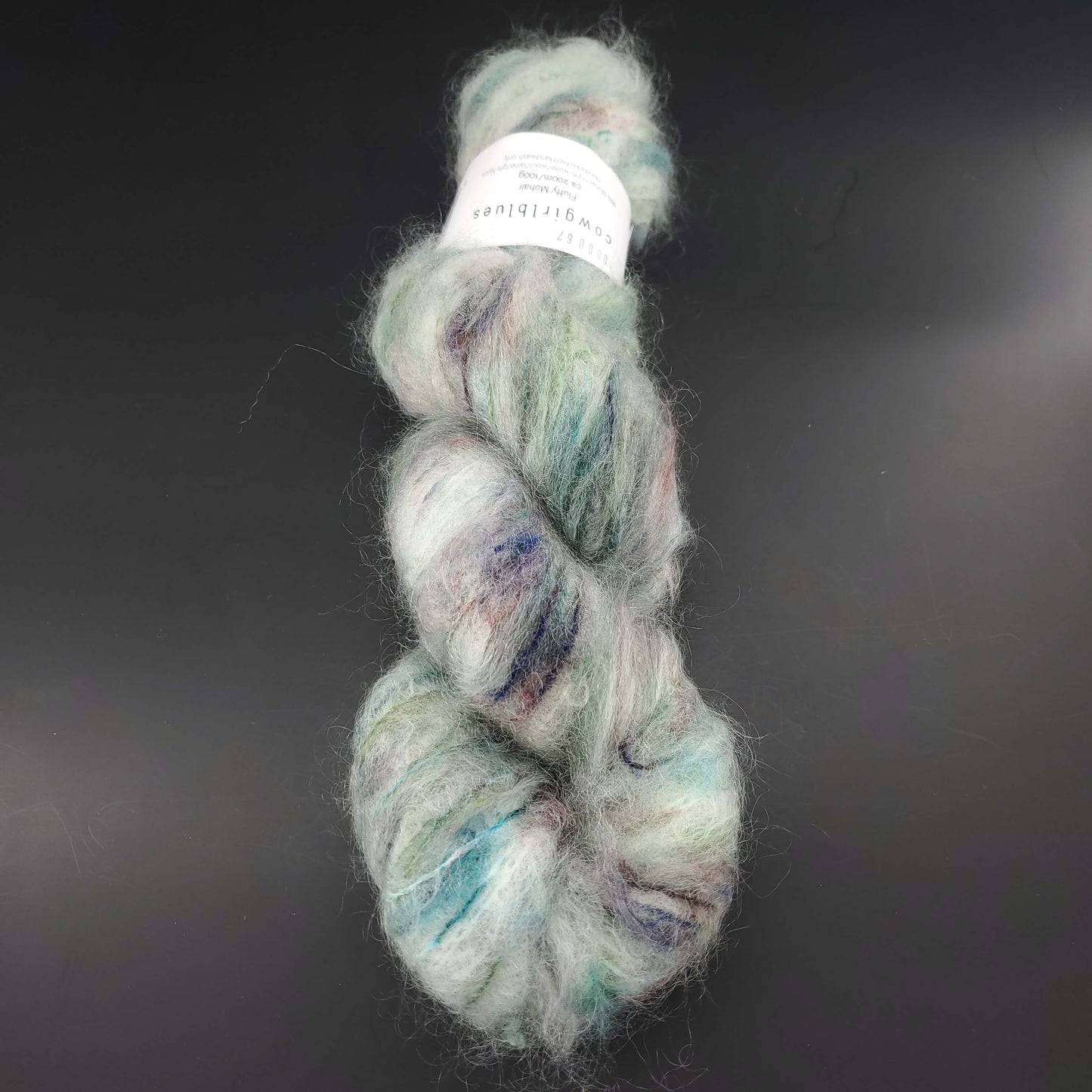 echeveau de fil fluffy mohair de marque cowgirlblues de coloris karma chameleon sur fond noir pour tricot et crochet