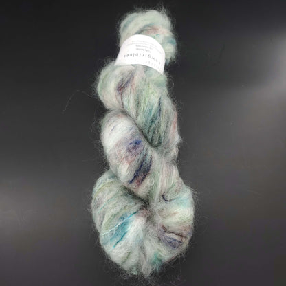 echeveau de fil fluffy mohair de marque cowgirlblues de coloris karma chameleon sur fond noir pour tricot et crochet