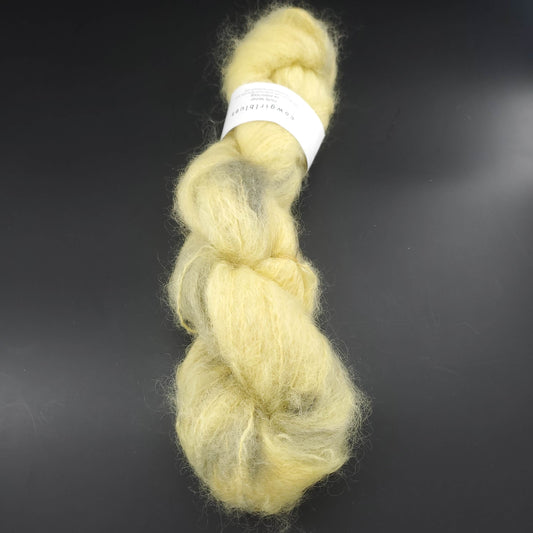 echeveau de fil fluffy mohair de marque cowgirlblues de coloris limoncello sur fond noir pour tricot et crochet