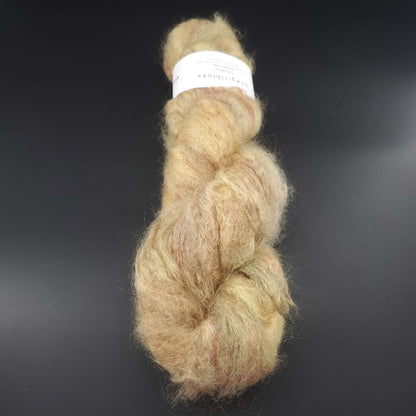 echeveau de fil fluffy mohair de marque cowgirlblues de coloris true colors sur fond noir pour tricot et crochet