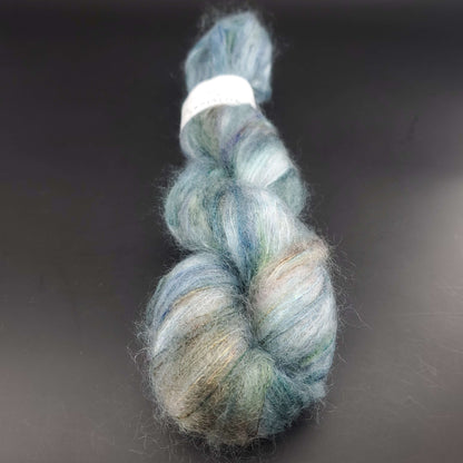 echeveau de fil mohair et soie kidsilk de marque cowgirlblues de coloris 9 to 5 sur fond noir pour tricot et crochet